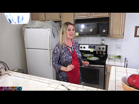 ❤️ Matrigna che lo munge in cucina prima del suo appuntamento ❤ Sesso al it.basseyn-vsem.ru ❌️❤
