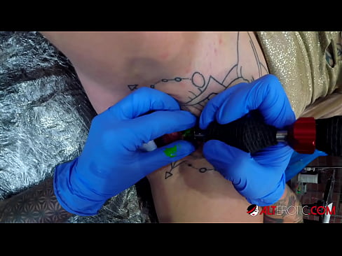 ❤️ Estremamente tatuato hottie Sully Savage ottenuto un tatuaggio sul suo clitoride ❤ Sesso al it.basseyn-vsem.ru ❌️❤